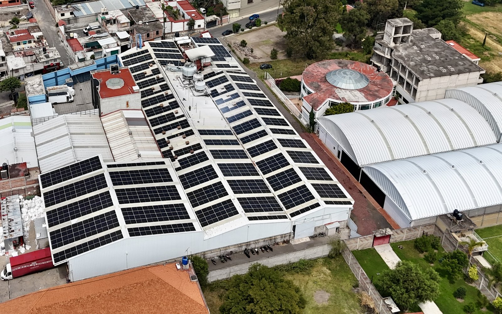 Sistema fotovoltaico industrial en nave - vista aérea
