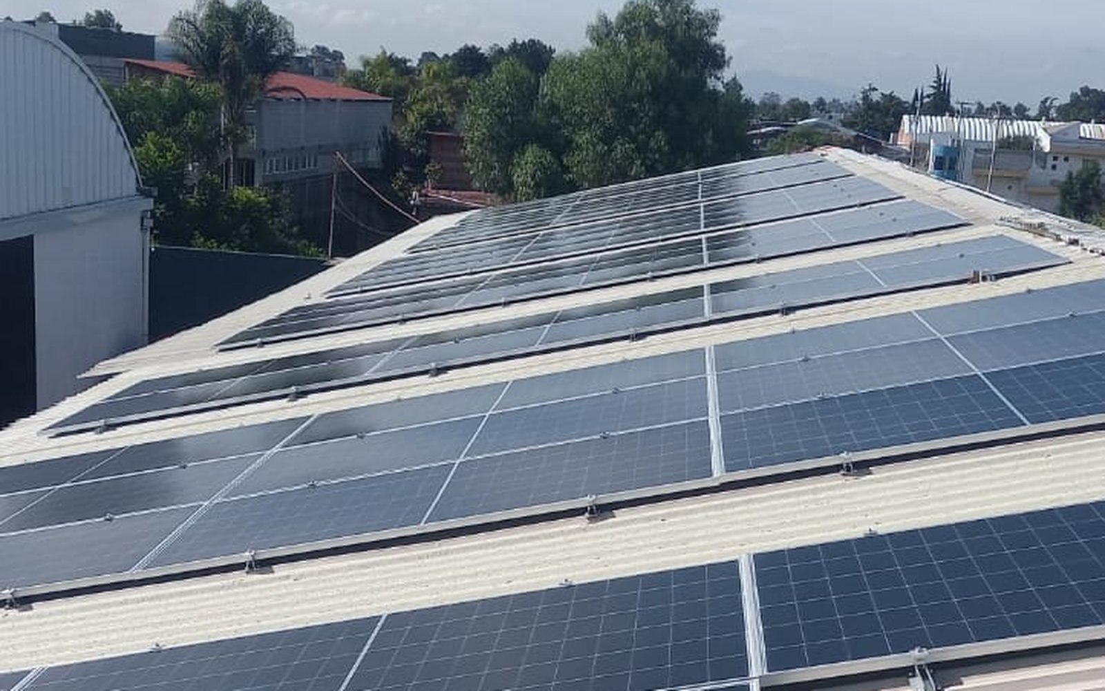 Paneles fotovoltaicos en techo industrial