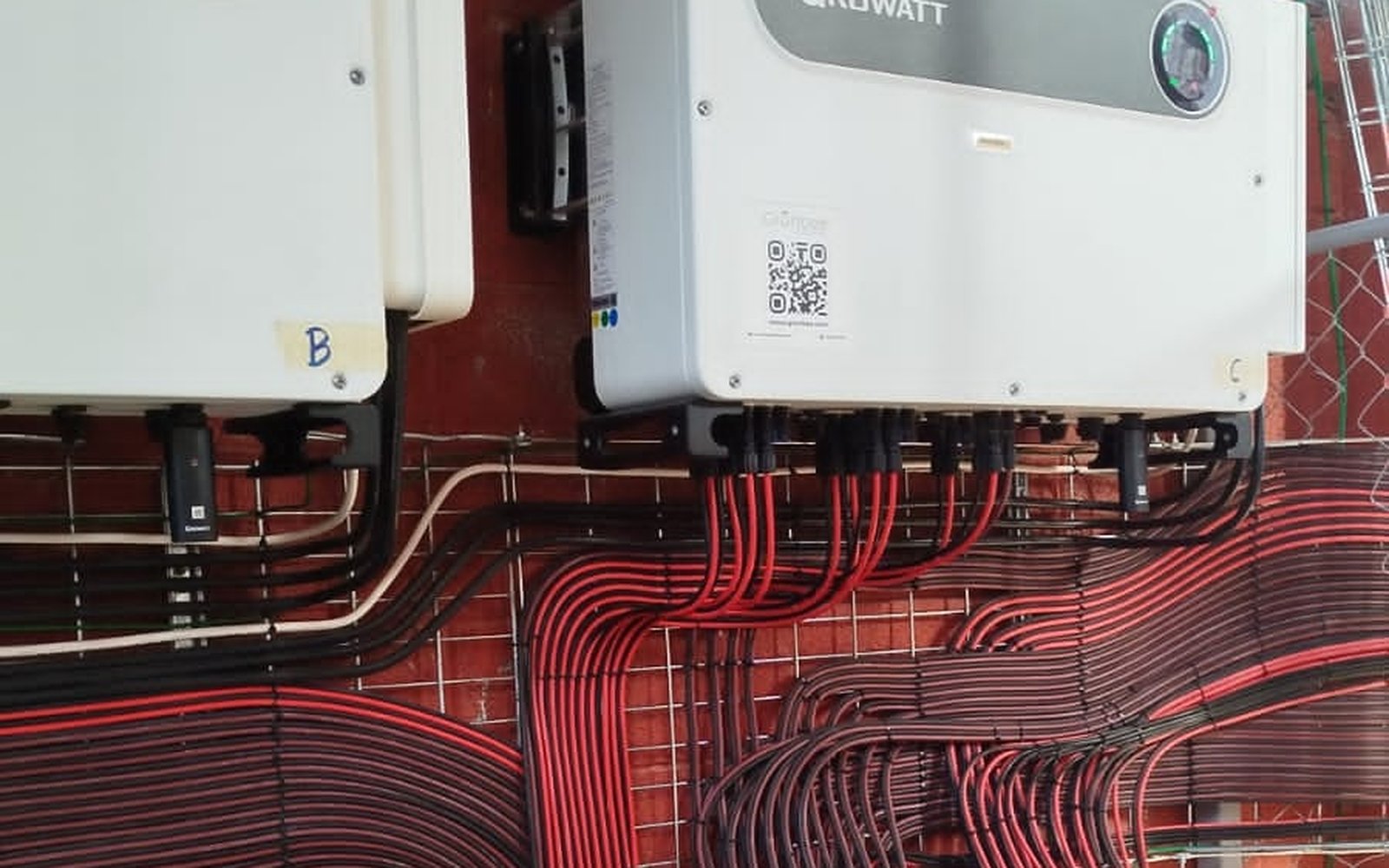 Banco de inversores Growatt con cableado profesional